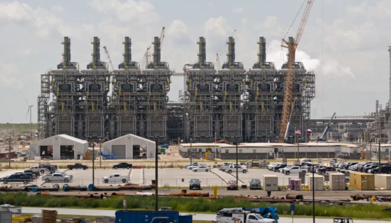 ExxonMobil Corp и Saudi Basic Industries Corp строящийся нефтехим завод в Gregory, Texas, U.S., 28 Июля 2021. Этот завод будет самым большим в мире с паровым крэкингом.